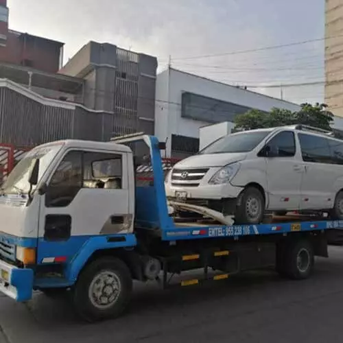 Grua remolcando un vehiculo
