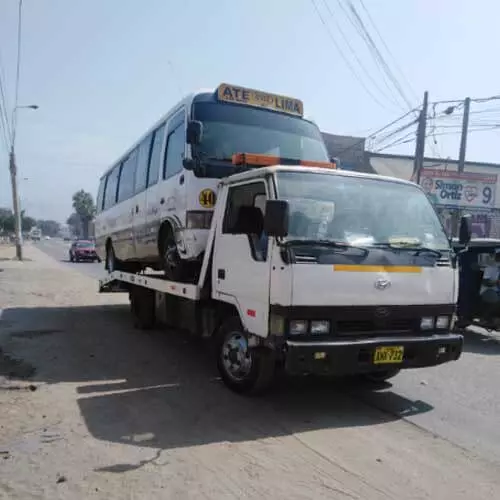 Grua remolcando a un vehiculo