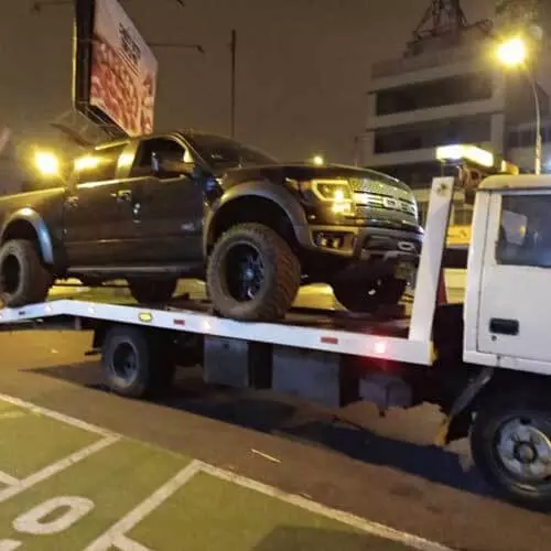 Grua remolcando a un vehiculo