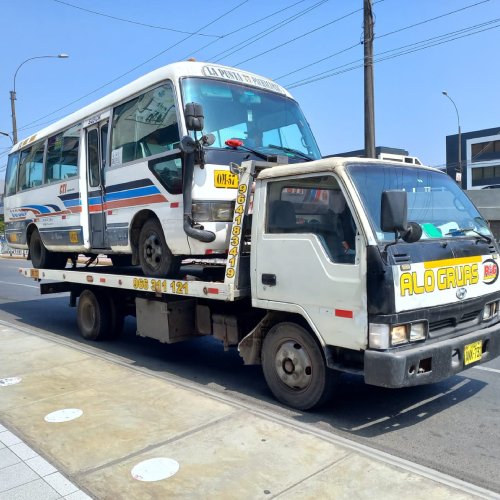 Grua remolcando a un vehiculo
