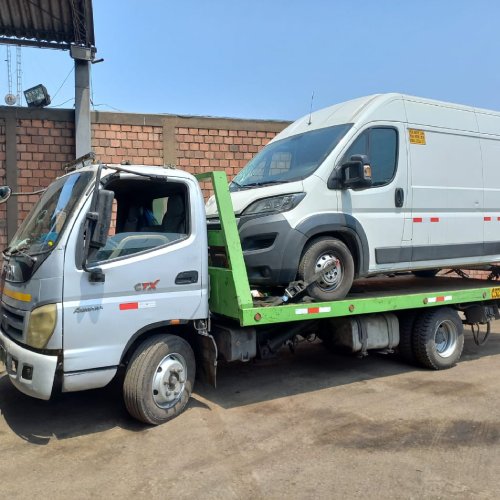Grua remolcando a un vehiculo